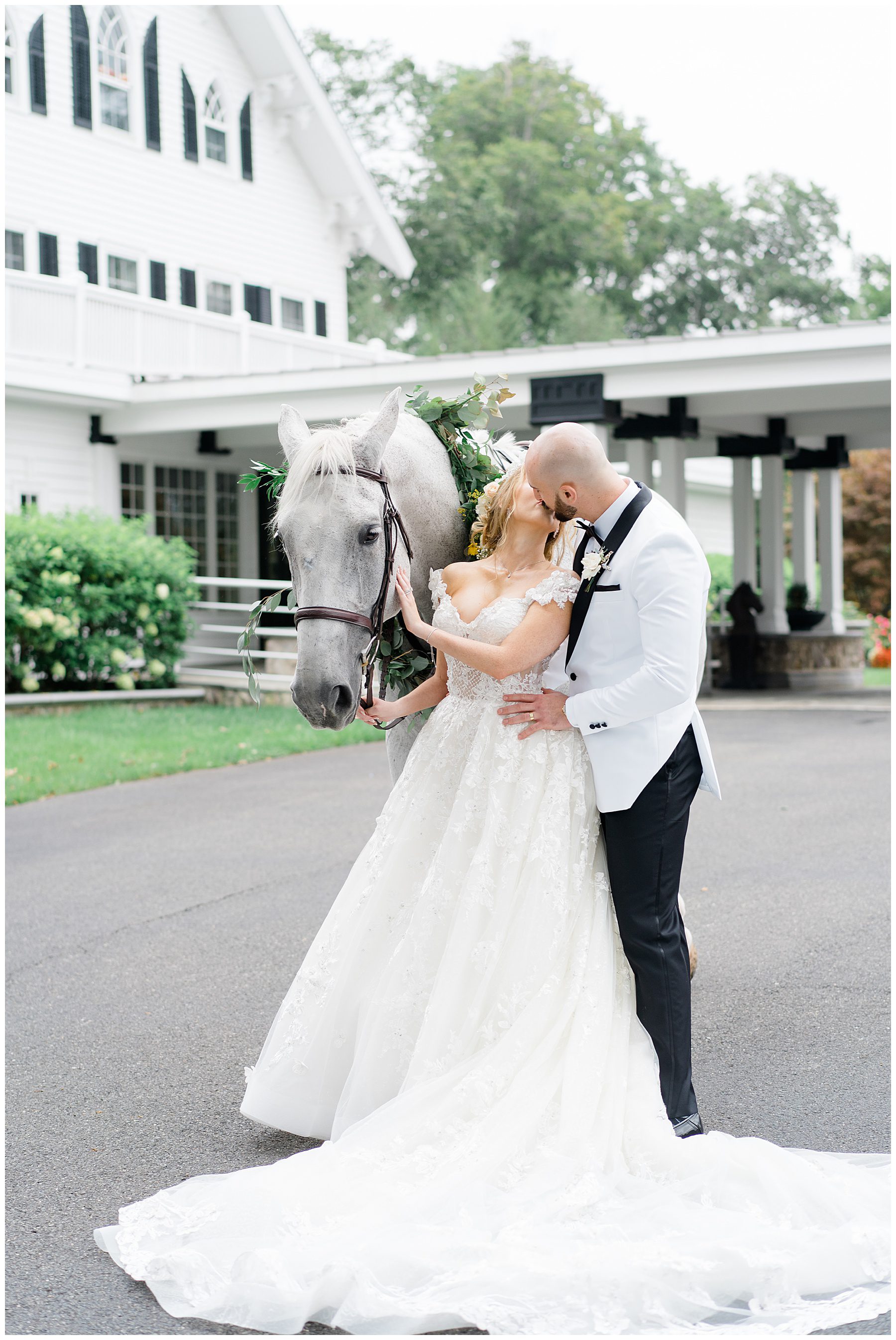 romantic wedding portraits with horse