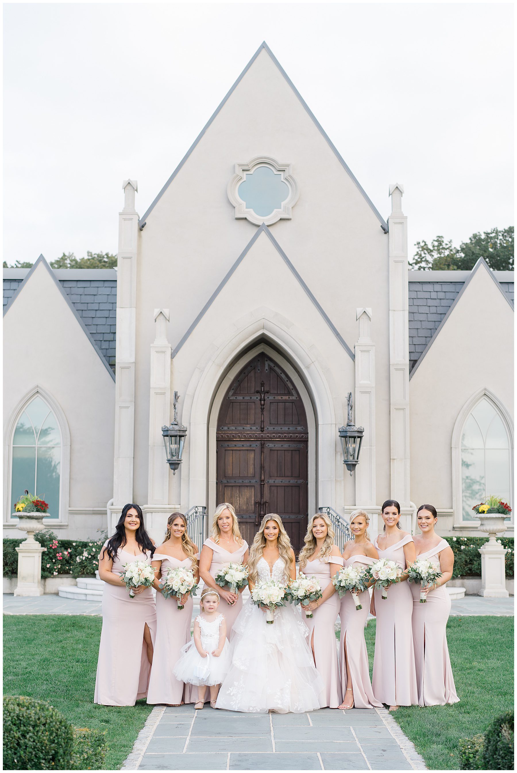 bride and bridesmaids in front Park Chateau