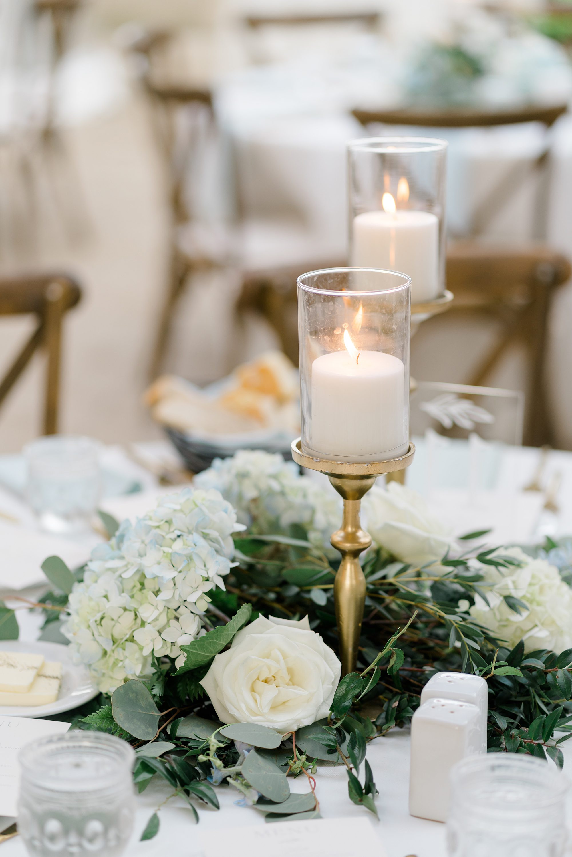 white flower table centerpieces