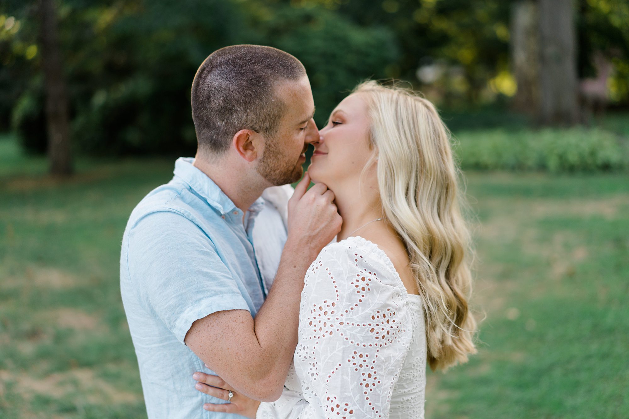 couple kiss during Glen Foerd on the Delaware Engagement