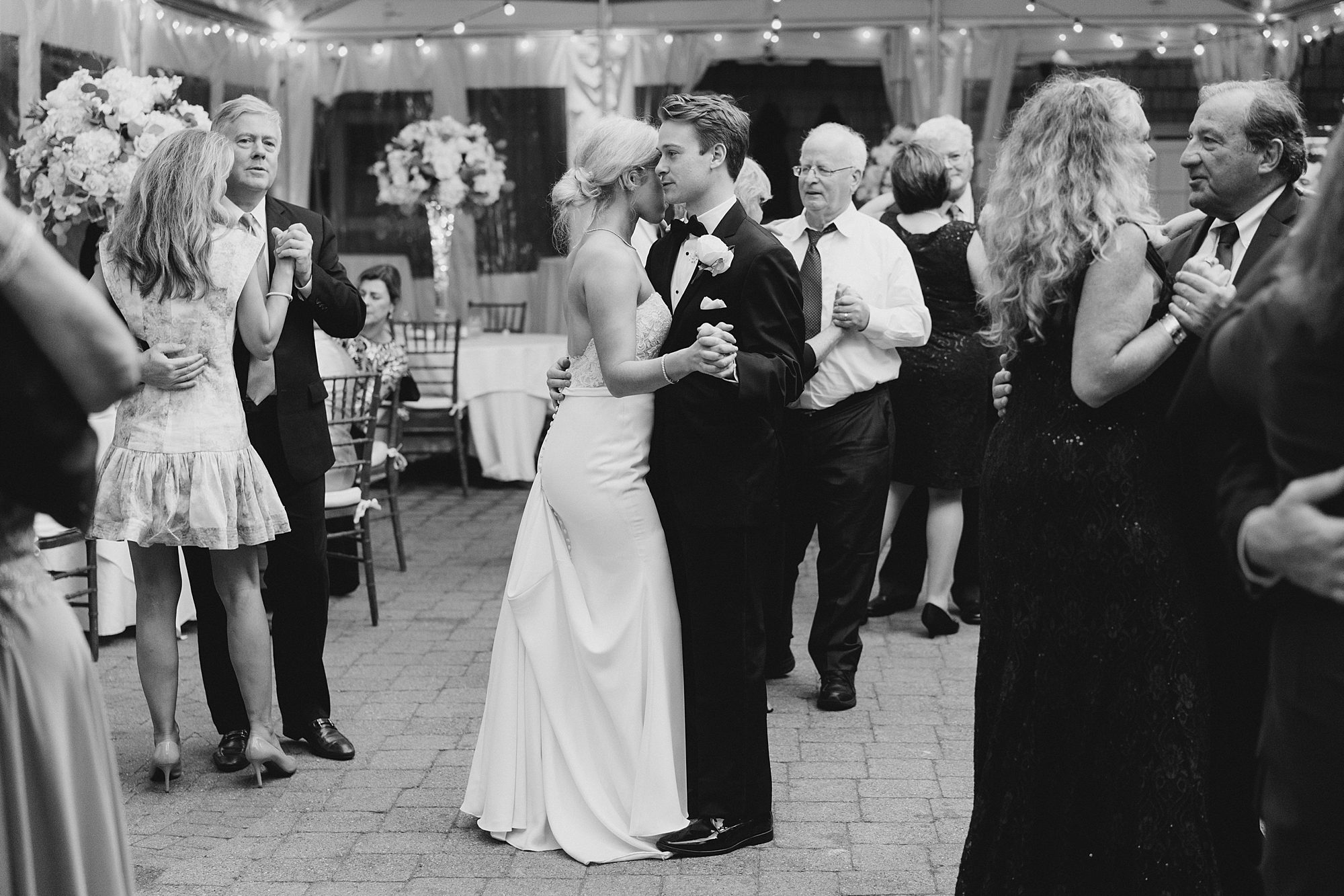 newlyweds dance on the dance floor