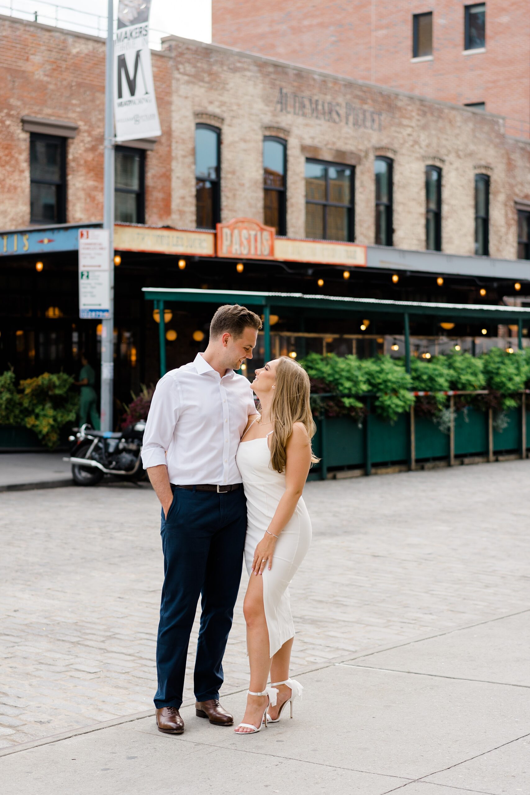 styling tips for engagement photos | sophisticated city engagement session