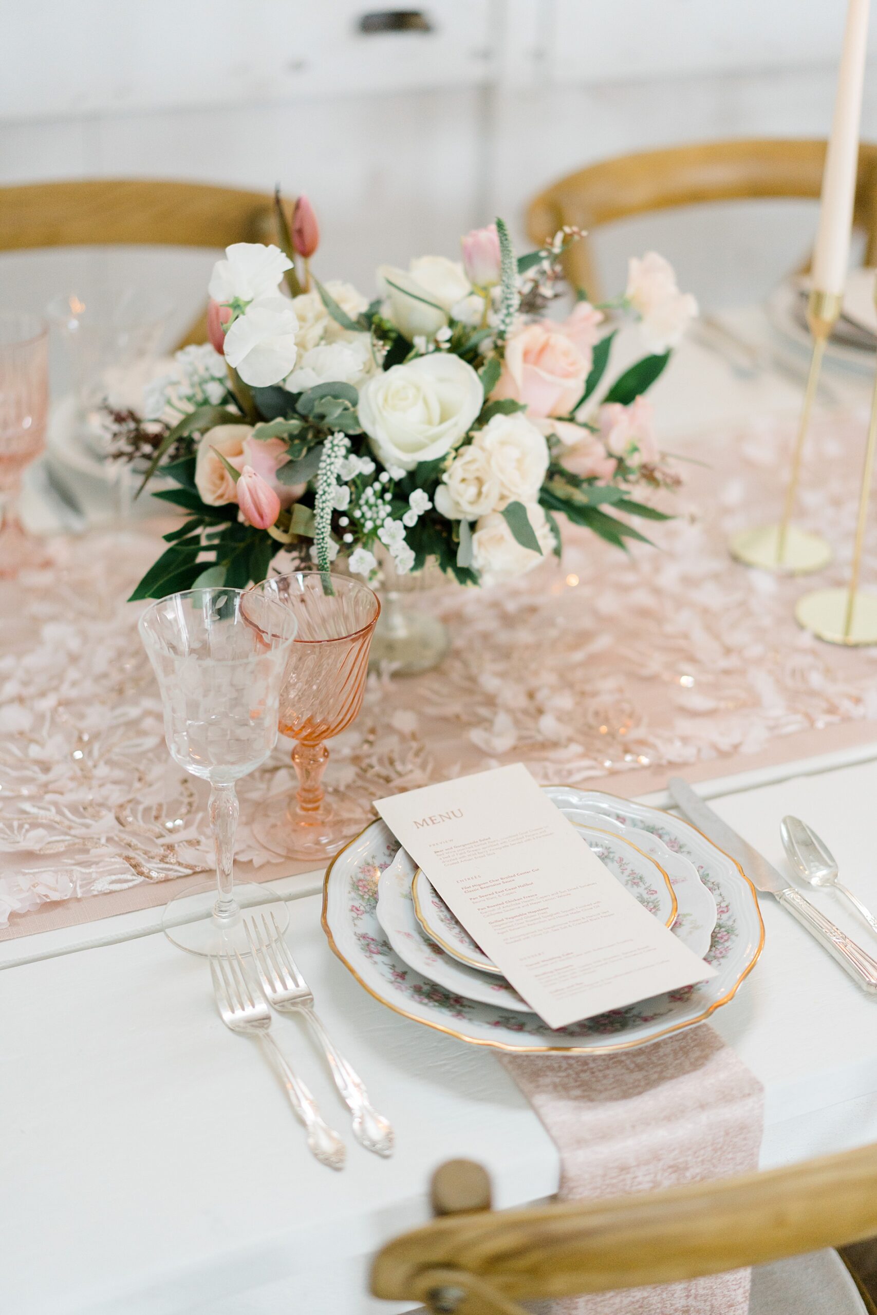 floral table centerpieces and place settings 