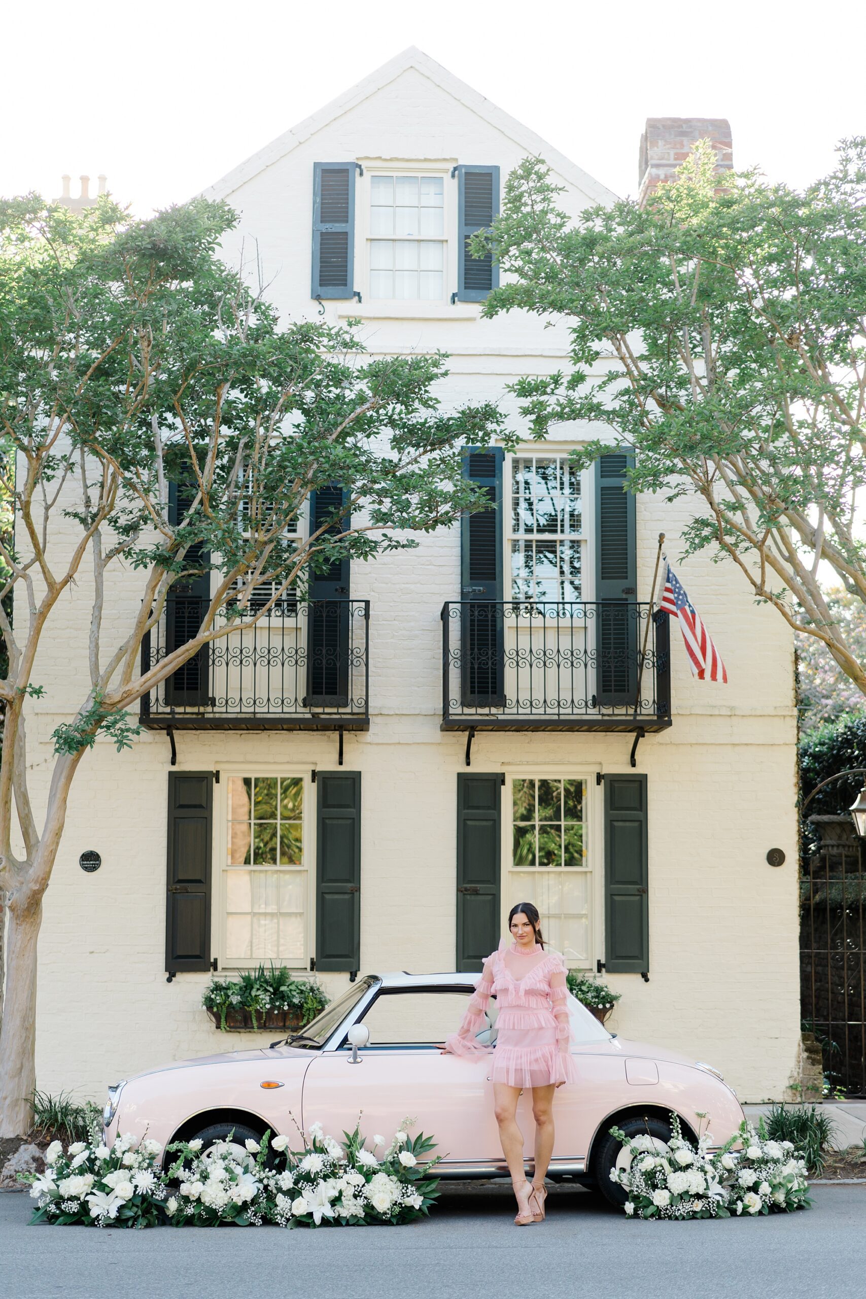 historic Charleston photoshoot with the Pink Figgy and white flower arrangements 