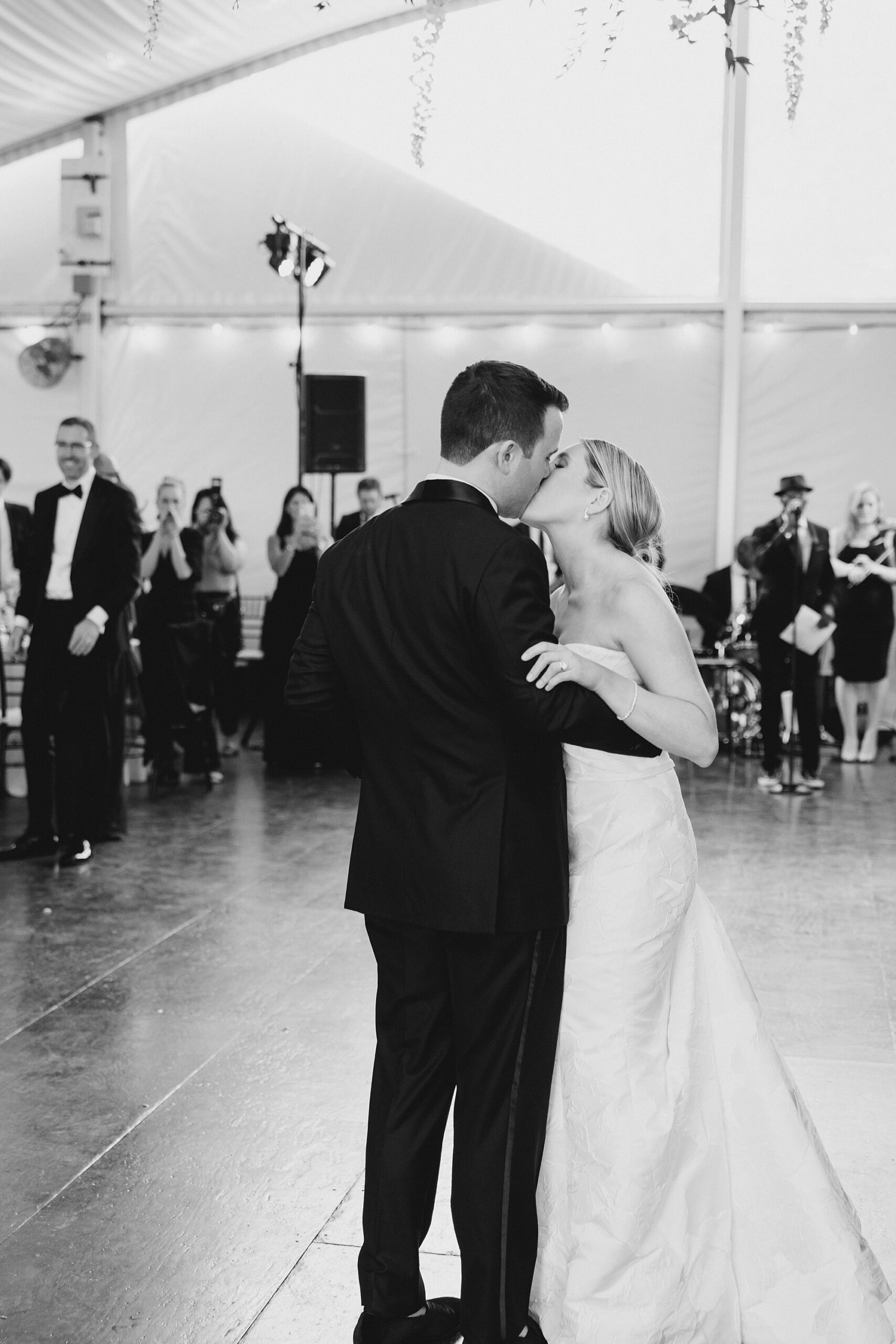 newlyweds kiss on the dance floor