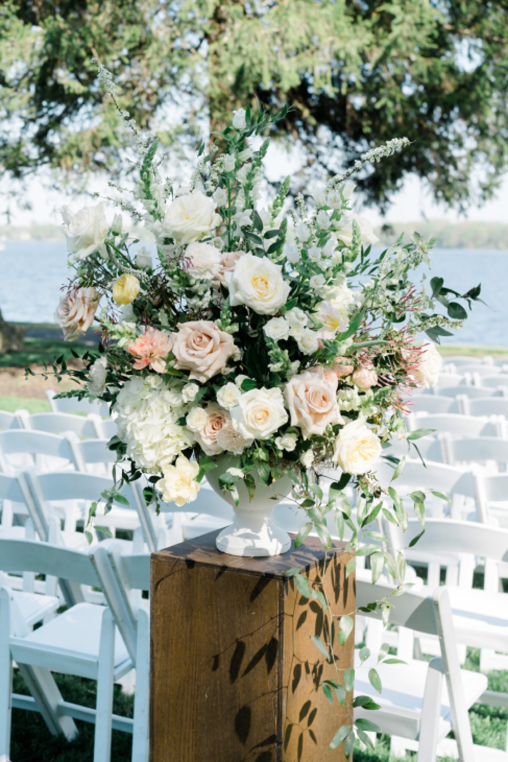 beautiful white and dusty pink flower arrangement at Glen Foerd wedding