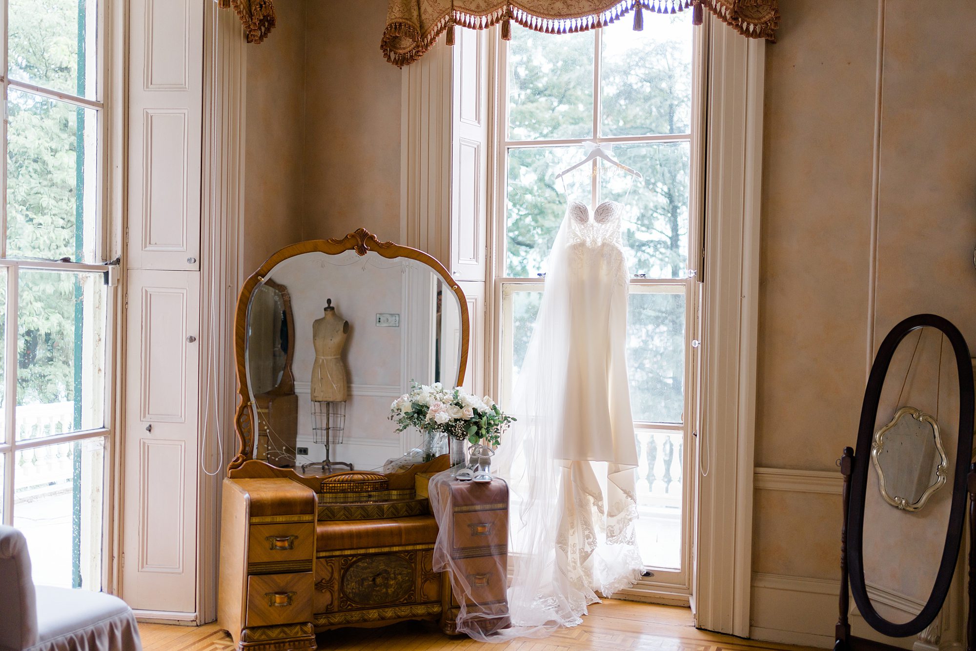 bridal details from elegant riverfront estate wedding at Glen Foerd