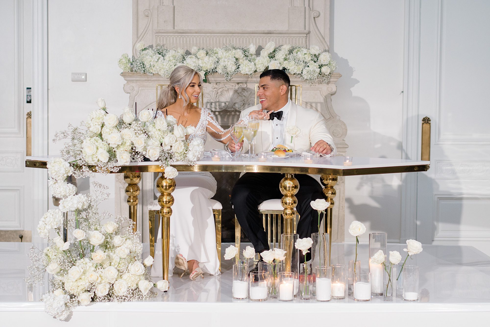 newlyweds at sweetheart table 