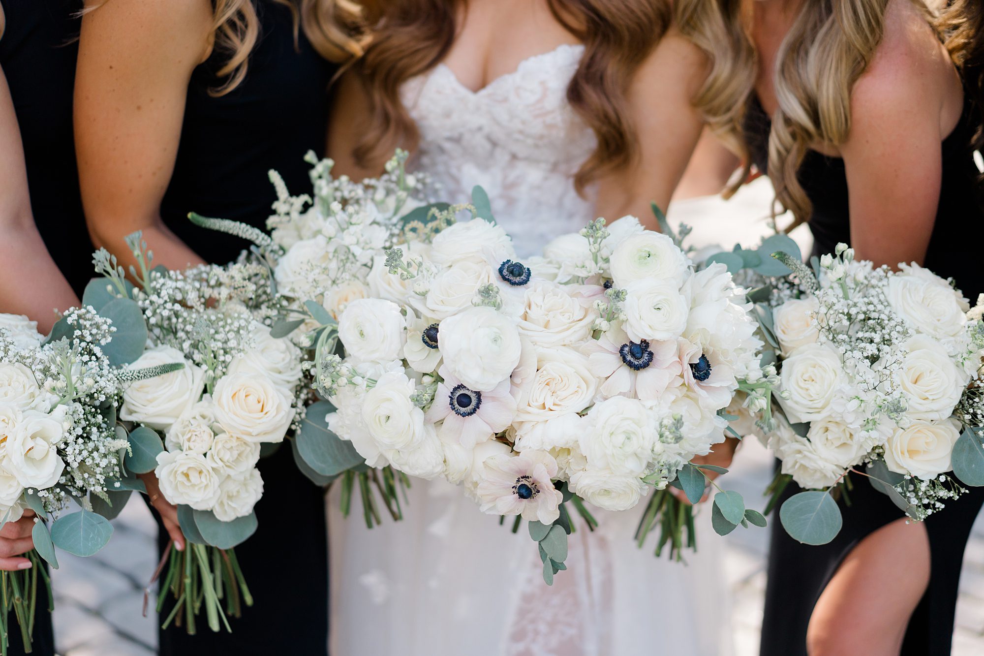 elegant and timeless white wedding bouquets