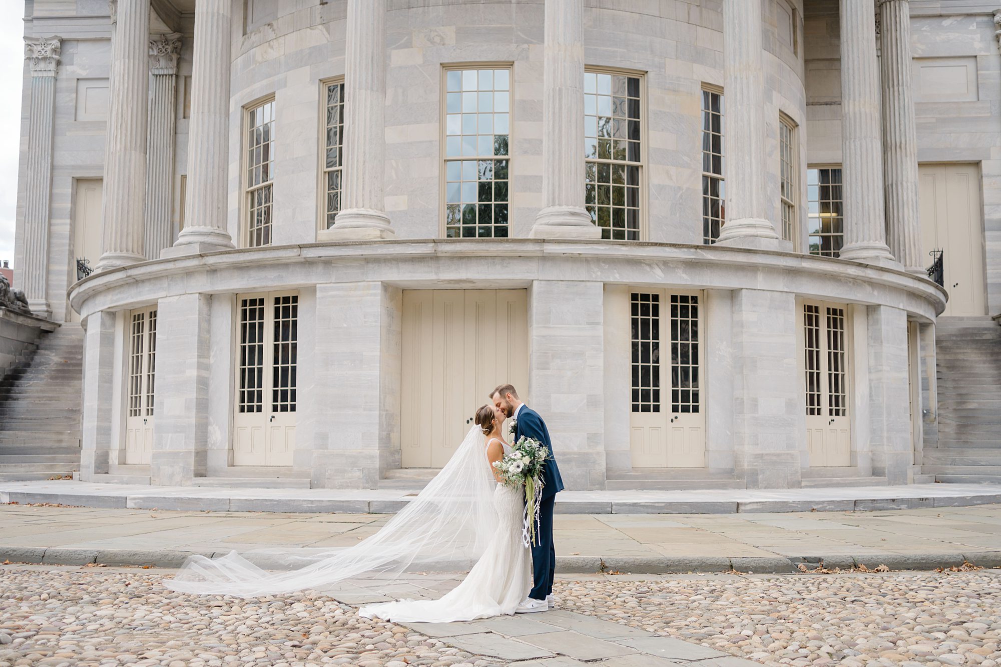 timeless wedding portaits at Merchant's Exchange building