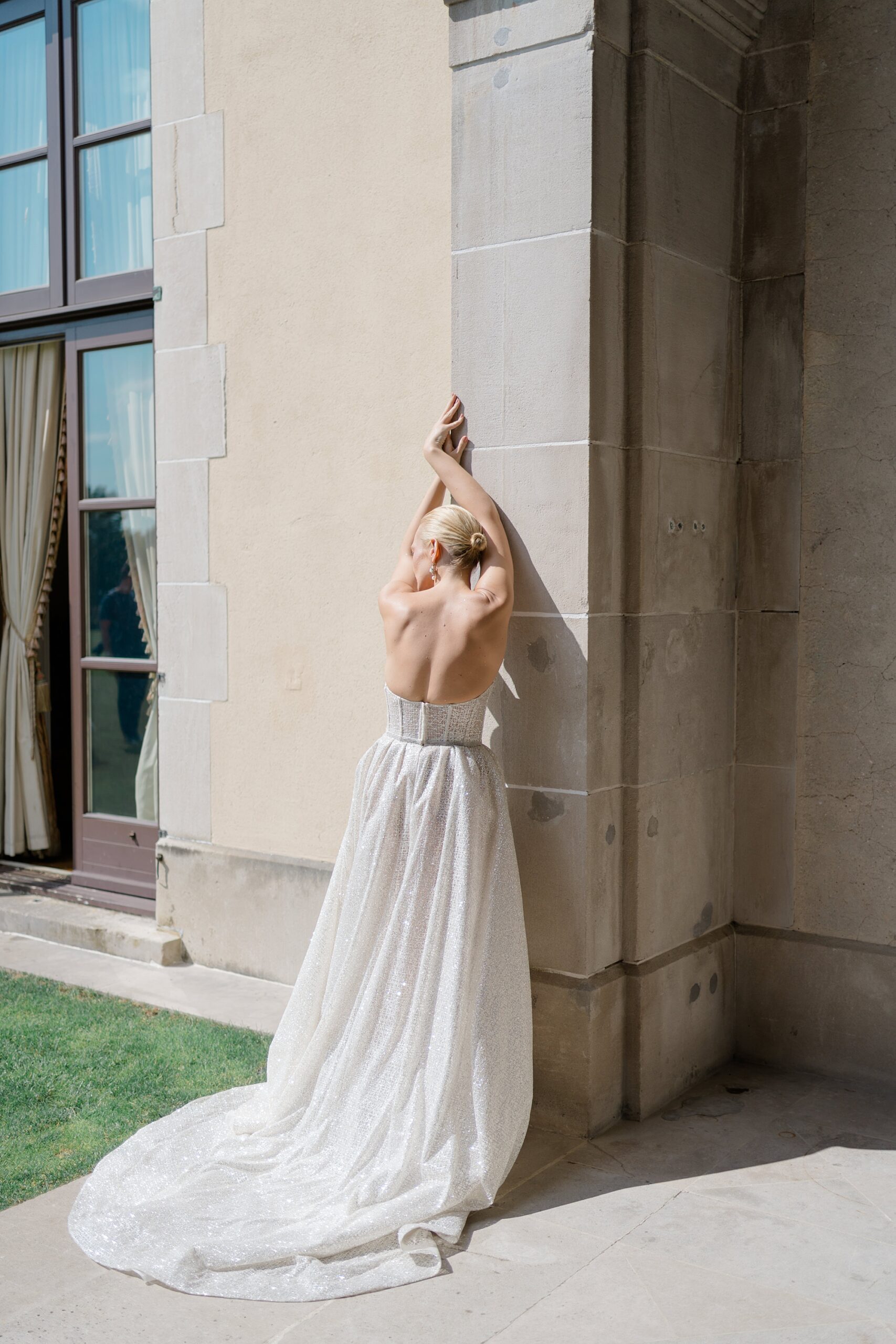 Elegant Bridal Inspiration in shimmering wedding dress